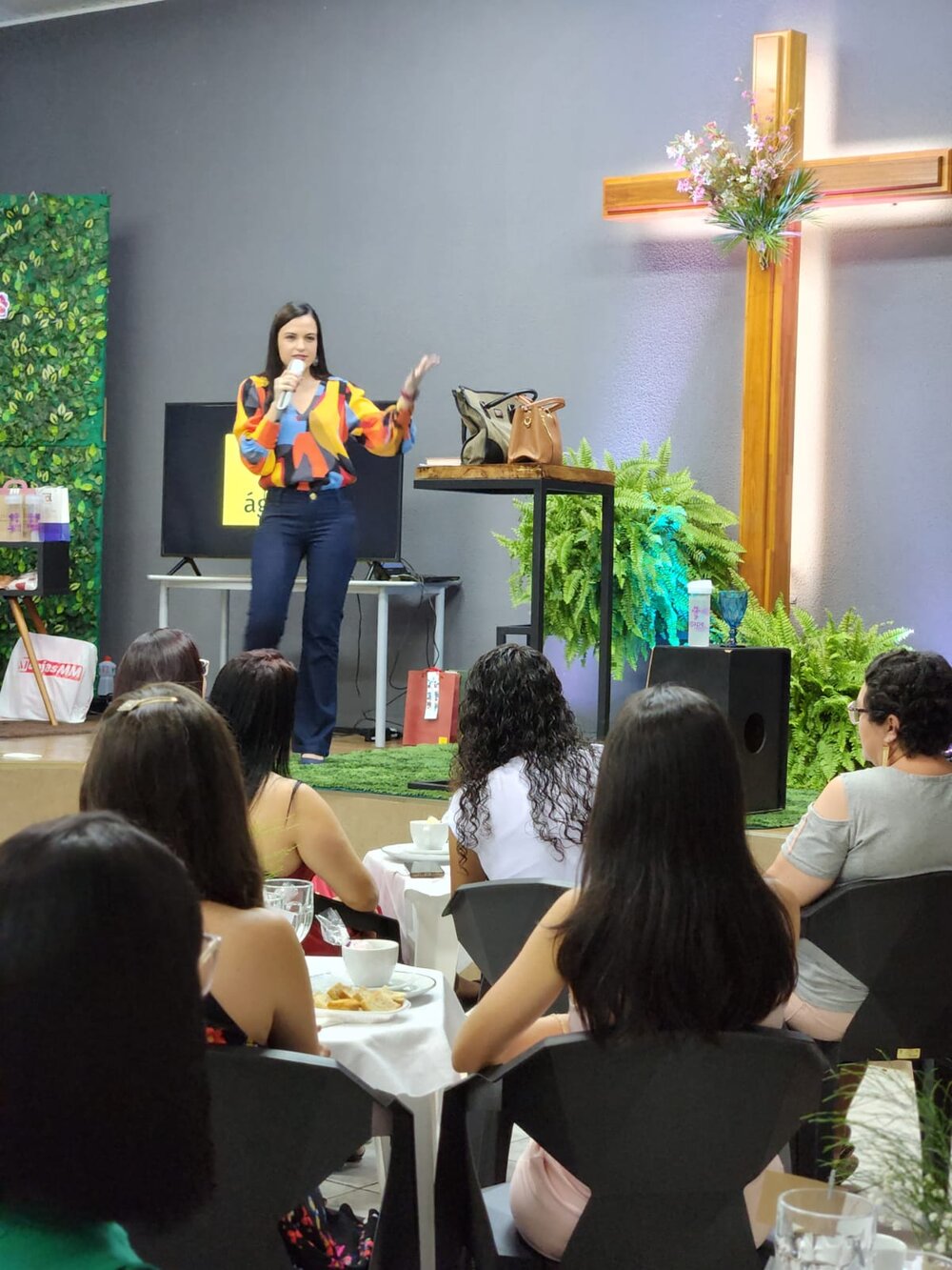 Dra. Fernanda Pinheiro palestrando em evento para mulheres